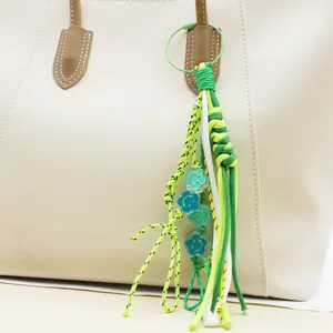 Handgefertigter bunter Seilanhänger für Taschen mit blauen Smile-Blumen