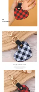 Detailansicht des Valentinstag-Herzschlüsselanhängers aus Leder mit Karomuster in Gold