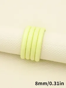 Primer plano de cordón de cuero PU amarillo de 8 mm con costuras para accesorios de bricolaje.