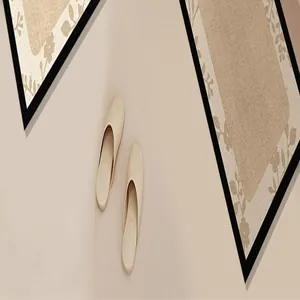 Close-up detail of beige floral pattern on soft diatom mud absorbent non-slip bathroom mat
