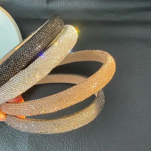 Primo piano dettagliato di cerchietti di lusso con strass nei colori nero, argento e oro.