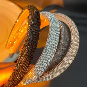 Primo piano di eleganti cerchietti per capelli con strass in nero e argento lucido.