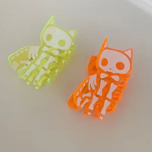 Detailansicht lebendiger Katzen-Haarklammern aus Acryl mit Skelett-Print für Halloween