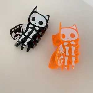 Detailansicht der Halloween Haarklammern aus Acryl mit Skelett-Katzen-Motiv in Schwarz und Orange
