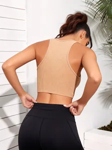 Achteraanzicht van sneldrogende geribbelde sporttop voor dames voor fitness en yoga