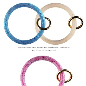 Dettaglio macro di portachiavi a bracciale in silicone glitterato con paillettes.