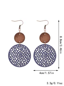 Dettaglio ravvicinato orecchini bohémien traforati con dimensioni 8,8 cm per 4 cm