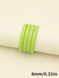 Primer plano de cordón de cuero PU verde de 8 mm con costuras blancas para manualidades.