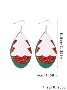 Detailansicht der Weihnachtsbaum-Lederohrringe mit Maßen von 8,5 cm Höhe und 4 cm Breite
