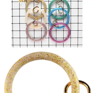 Dettaglio della finitura glitterata e della trama del bracciale portachiavi in silicone.
