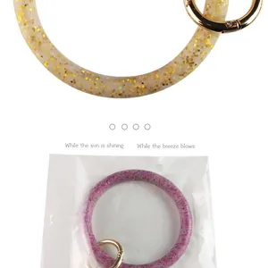 Vista dettagliata del portachiavi a bracciale in silicone glitterato con confezione