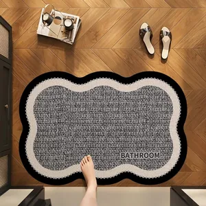 Gewellte saugfähige Badematte mit schwarz-weißem Design auf einem edlem Holzboden
