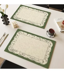 Manteles individuales vintage estilo francés con motivos florales en una mesa de comedor