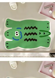Dettaglio tappetino da bagno antiscivolo assorbente in terra di diatomee a coccodrillo verde