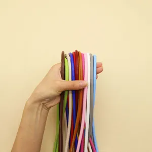 Vista detallada de cordones de cuero PU cosidos de colores para joyería y accesorios DIY