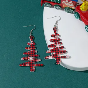 Festliche Ohrringe in Weihnachtsbaumform mit rot-schwarzem Karomuster und Schneeflocken