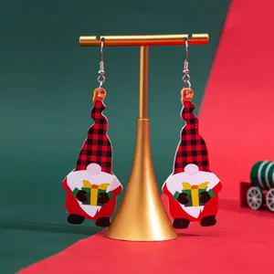 Festliche Weihnachts-Zwerg-Ohrhänger aus gemustertem Leder auf einem goldenem Ständer.