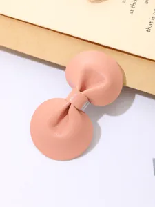 Gedetailleerd overzicht van een elegante roze leren haarklem met verfijnde strik