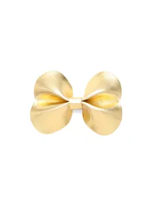 Gedetailleerde weergave van een gouden metallic lederen strik haarspeld voor dames