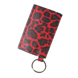 Rode pasjeshouder van PU-leer met luipaardprint en metalen sleutelhanger op wit