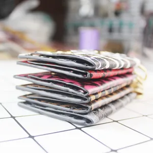 Stapel modieuze PU-leren kaarthouders met luipaardprint en gouden sleutelhangers in kleuren