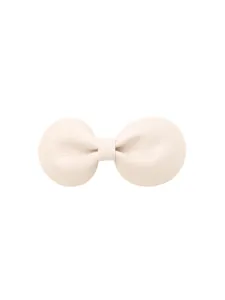 Gedetailleerd overzicht van een elegante gebroken witte leren haarclip met strik.