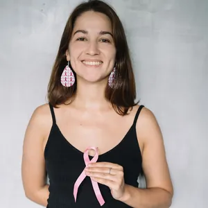 Boucles d'oreilles en similicuir ruban rose pour la sensibilizzazione contre le cancer du sein.