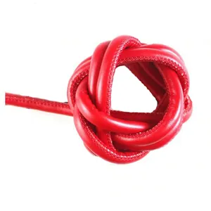 Cordón de cuero PU rojo cosido y anudado para llaveros DIY y manualidades.