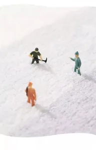 Macro della trama del tappeto da bagno bianco con modellini creativi di operai in miniatura