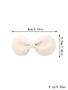 Haarspeld met crème lederen strik detail, afmetingen 8 cm x 3,7 cm en gewicht 9,1 g