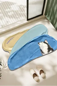 Dettaglio di tappetino da bagno irregolare in terra di diatomee con disegno husky