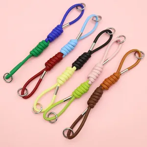 Correa de Muñeca de Cuero PU Trenzada a Mano Color de Contraste Dopamina Cordón de Teléfono Encanto de Bolsa Corto Creativo Cuerda Colgante de Botella Con Anillo de Metal