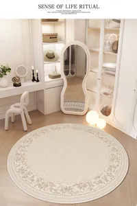 Tapis rond crème vintage avec bordure florale dans une chambre à coucher moderne