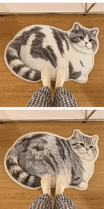 Vista dettagliata della morbida consistenza di un tappeto di peluche a forma di gatto in casa