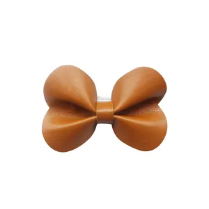 Elegante bruine lederen strik haarspeld voor een minimalistische en stijlvolle look.