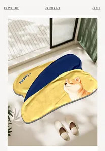 Dettaglio del tappetino da bagno antiscivolo con stampa Shiba Inu in casa moderna
