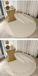 Détails de tapis ronds crème avec motifs floraux et texturés dans un décor chaleureux.