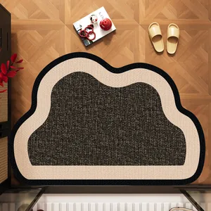 Moderne rutschfeste Badematte in Wolkenform mit Leinentextur auf einem Holzboden