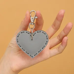 Portachiavi a cuore in pelle riflettente con moschettone argentato e cuciture