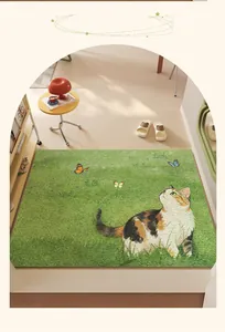 Détail du paillasson vert avec imprimé chat et papillon sur texture d'herbe