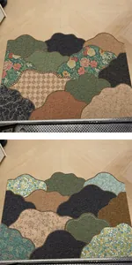 Detail van vintage zijden lussen deurmatten met golvende bloemenpatronen op houten vloer.