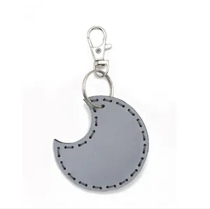 Portachiavi a luna in pelle riflettente grigia con cuciture a mano e chiusura in argento