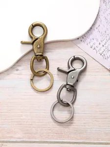 Close-up van vintage legering draaibare musketon sleutelhangers in messing en brons