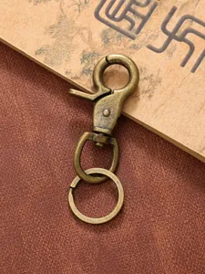 Detailweergave van een vintage messingkleurige gelegeerde sleutelhanger haak.