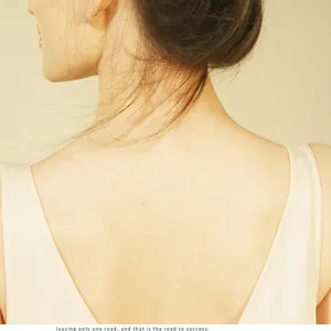 Elegante lederen strik haarclip gestyled in een klassieke knot voor een look