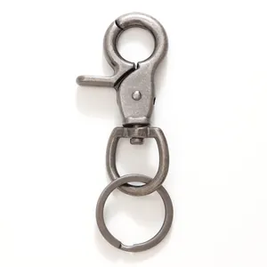 Robuuste vintage metalen sleutelhanger met draaibare karabijnsluiting en sterke ring
