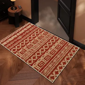Alfombra de entrada bohemia con patrón étnico sobre suelo de madera oscura para casa