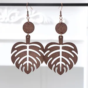 Detailansicht von vintage dunkelbraunen hölzernen Monstera-Blatt-Ohrringen mit Bronze-Haken