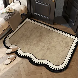 Vista dettagliata del tappetino d'ingresso marrone con bordo ondulato elegante