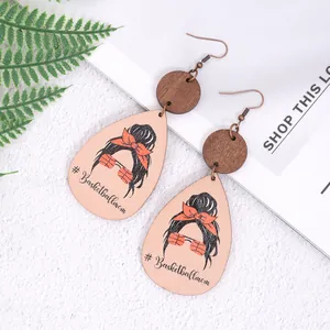 Detailansicht von Teardrop-Holzohrringen mit Basketball-Mom-Aufdruck-Design
